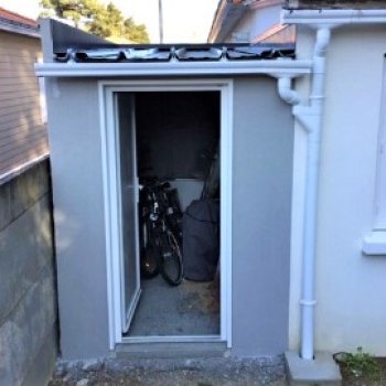 Abri en béton enduit 1 pente